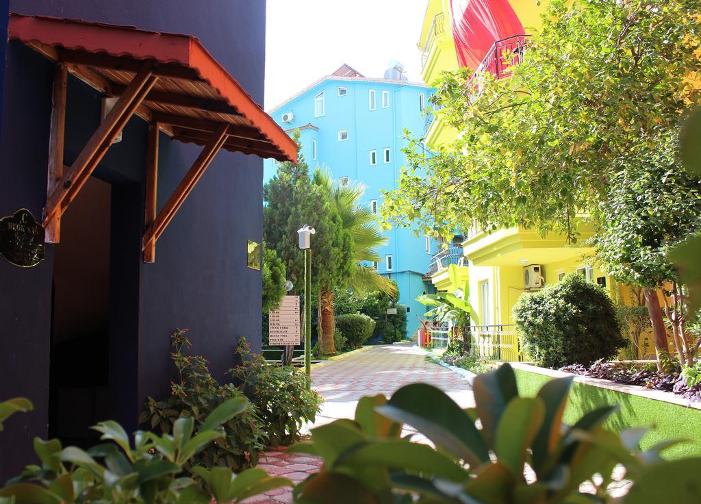 Rainbow Castle Hotel Side Exterior foto