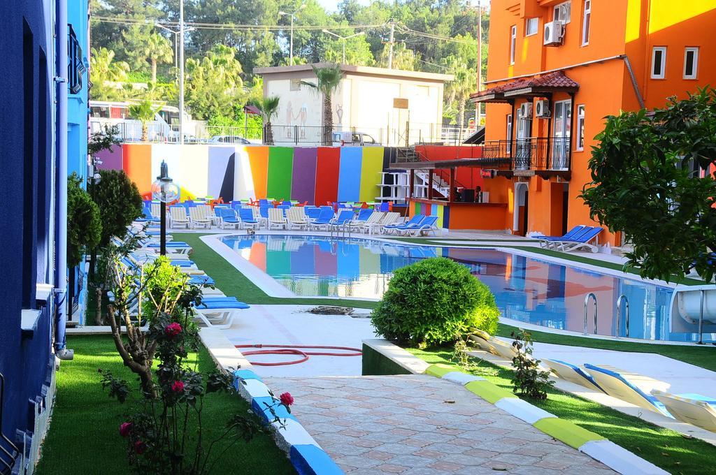 Rainbow Castle Hotel Side Exterior foto