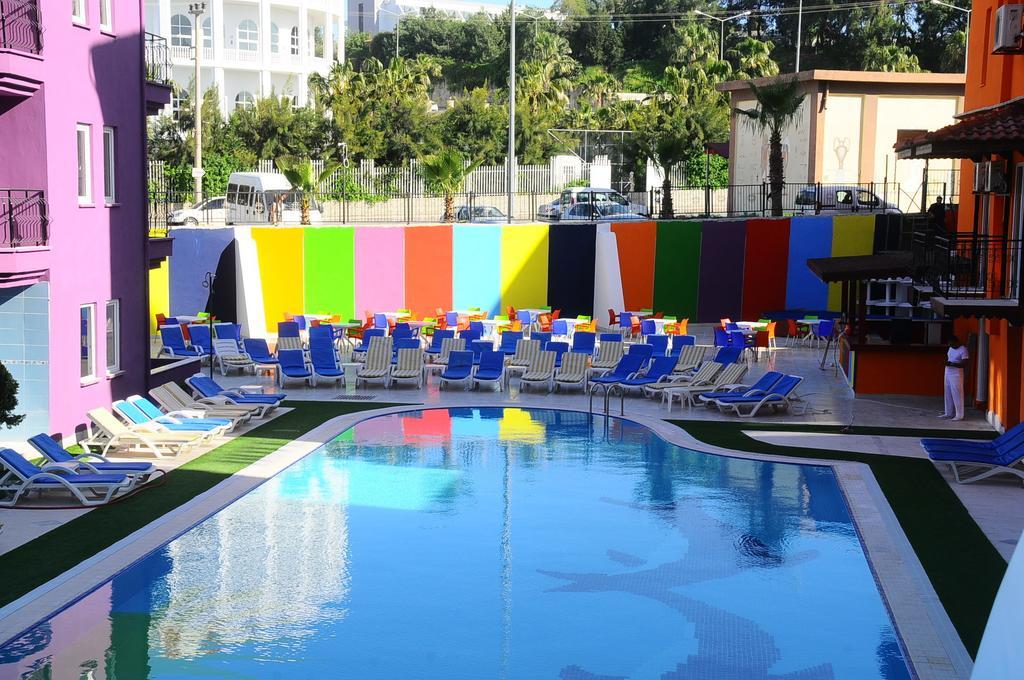 Rainbow Castle Hotel Side Exterior foto