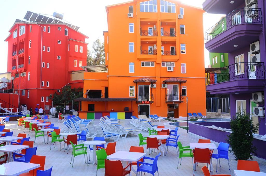 Rainbow Castle Hotel Side Exterior foto
