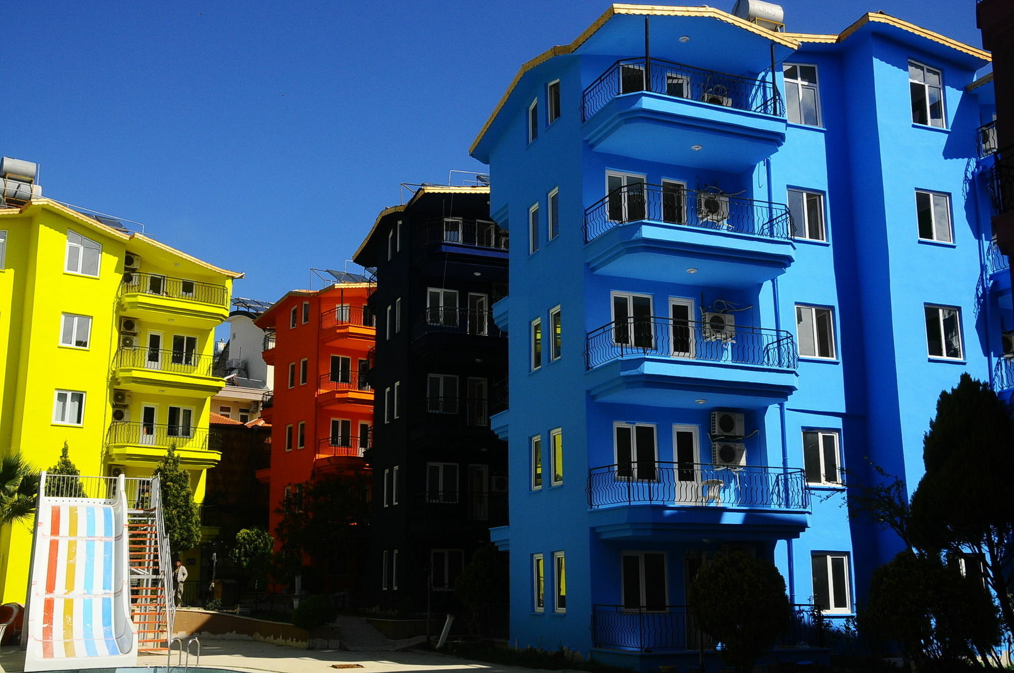 Rainbow Castle Hotel Side Exterior foto