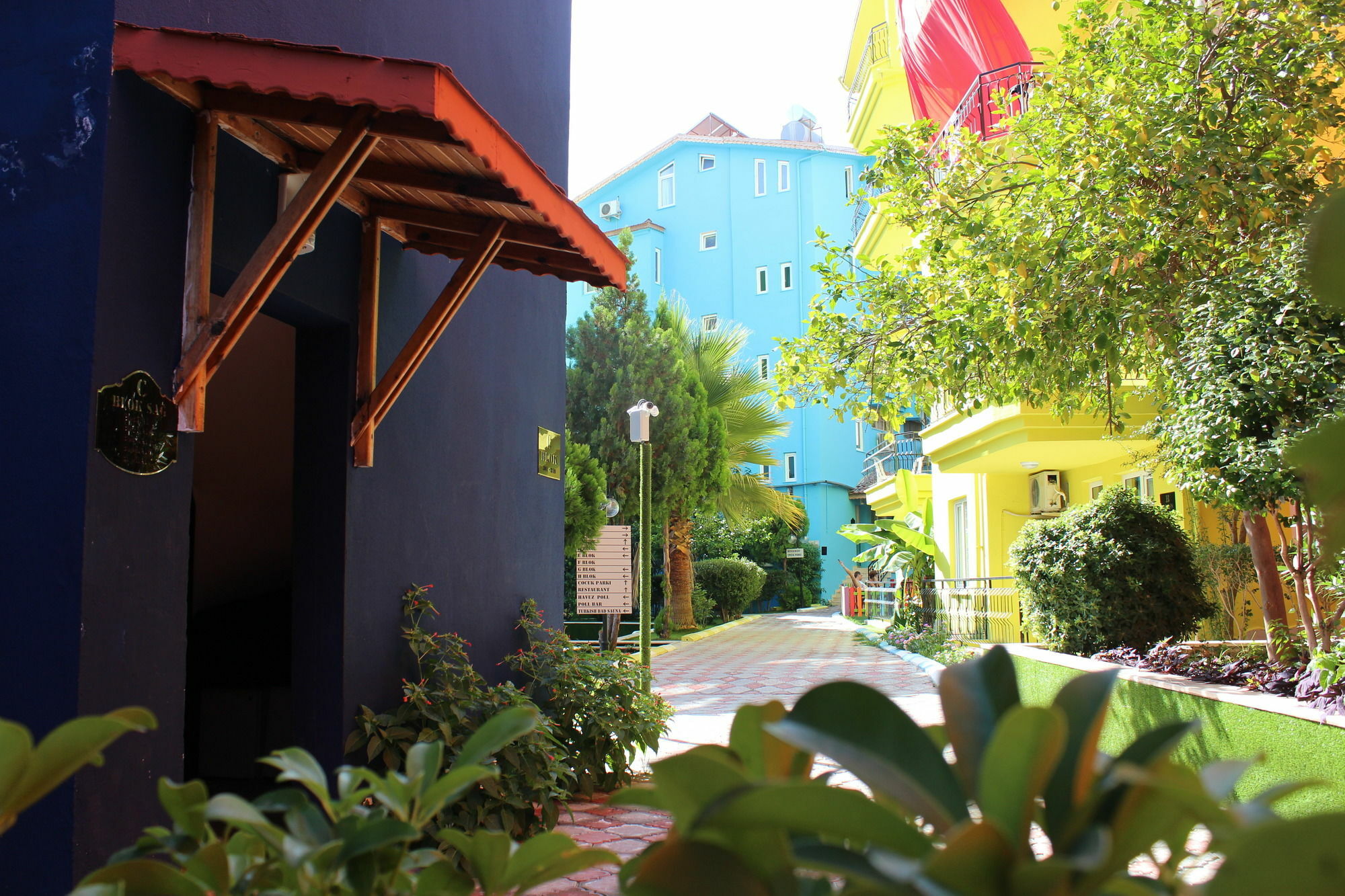 Rainbow Castle Hotel Side Exterior foto