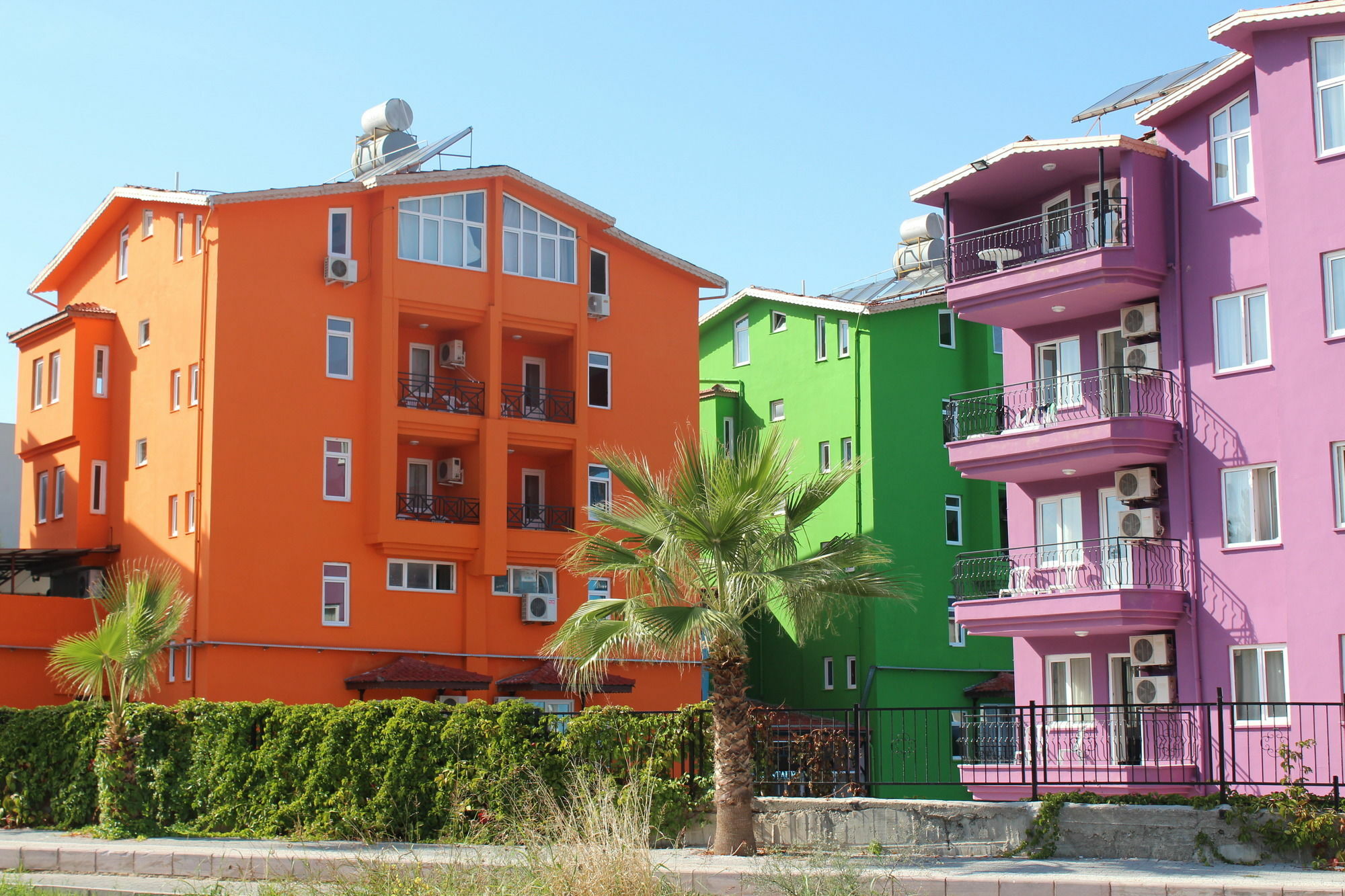 Rainbow Castle Hotel Side Exterior foto