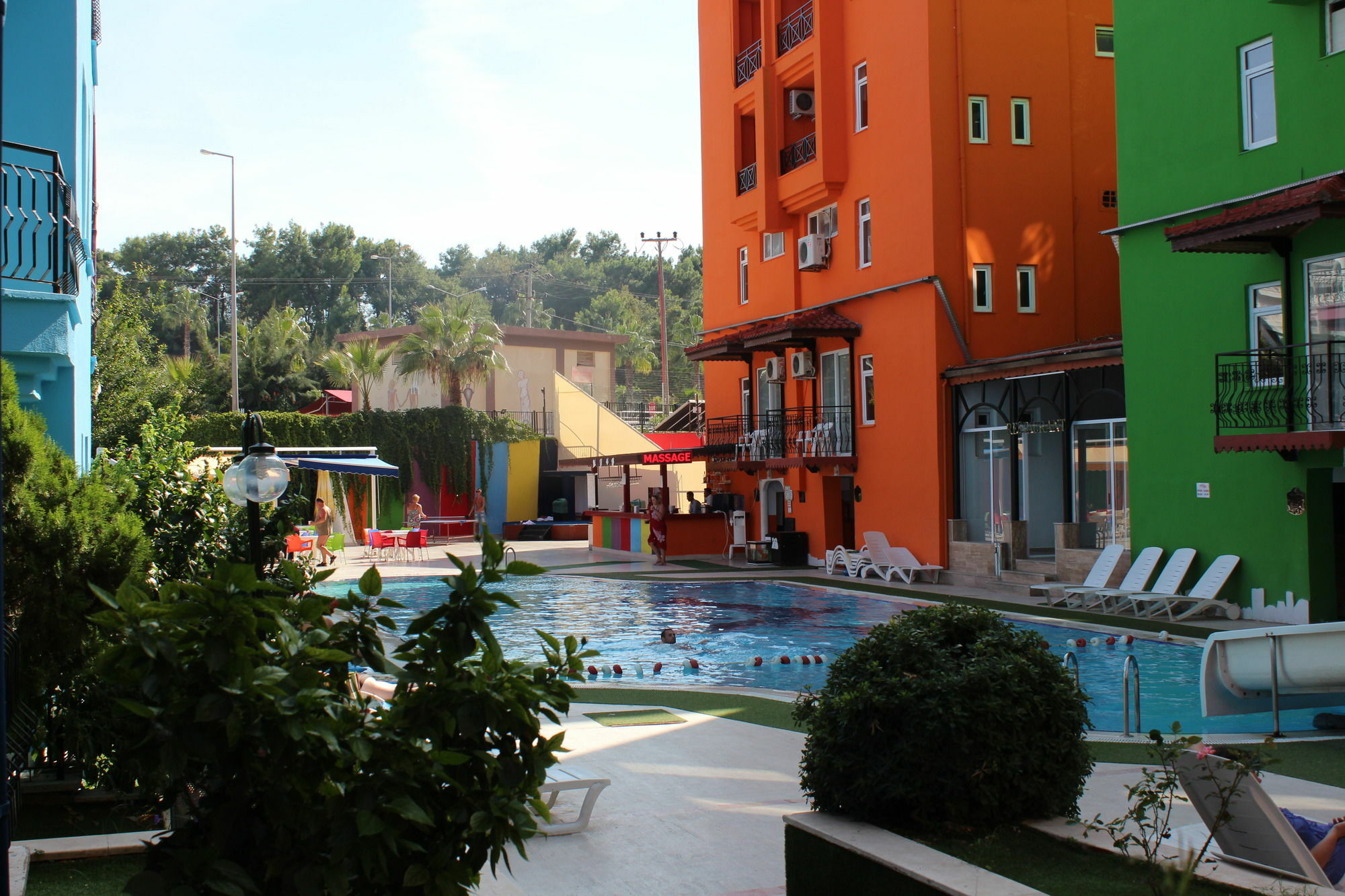 Rainbow Castle Hotel Side Exterior foto